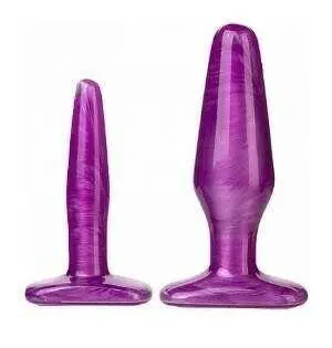 ¿En Qué Consiste Este Producto?Este Kit De Entrenamiento Anal En Color Lila Está Compuesto Por Un Plug Anal Con Diseño Cónico Ascendente E Inclinado, Que Bien Lubricado, Se Abrirá Paso Sin Problemas, En Este Precioso Color Plateado Y A Su Deslizante Material (PVC).También Deberías Saber...Ayudándote A Alcanzar Ese Punto Que Siempre Has Buscado, Junto Con Otro Plug Anal Con Un Diseño Más Delgado, Para Tus Primeras Veces Y Una Mayor Sexualidad Para Disfrutar Del Sexo.Medidas: 13 Cm X 4 Cm.; 10,5 X 2 Cm. Donde este kit cuesta unos 22.4 € para comprarlo